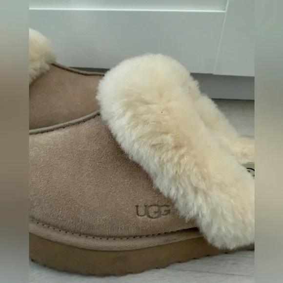 UGG Women's Cream and Tan Sheepskin Slippers on platform - Picture 1 of 9